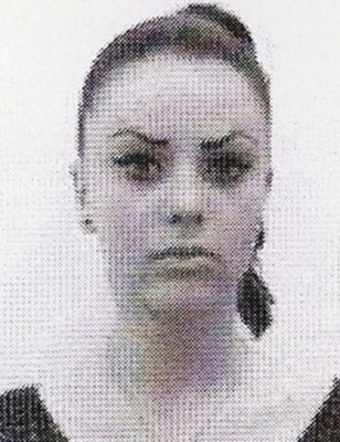 S-a certat cu tatăl şi a plecat de acasă. Aţi văzut-o?